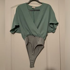 Peach Love California green bodysuit, size Small